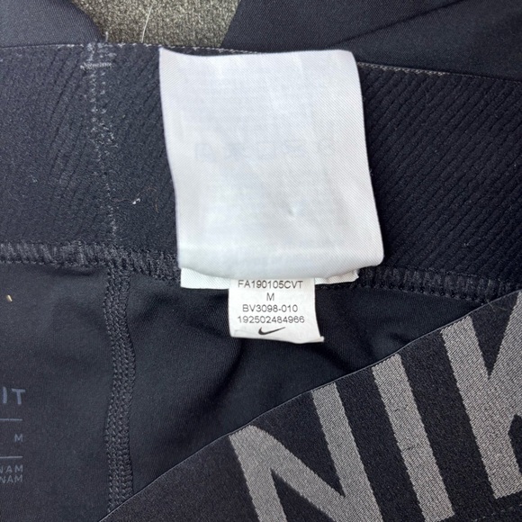 Nike Pro Womens Camo Capri Leggings Size Medium Black & Grey Workout Pilates - Picture 6 of 6